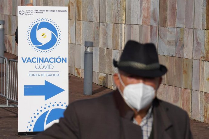 Una persona mayor a su entrada para vacunarse de la cuarta dosis de Pfizer en la Cidade da Cultura de Santiago de Compostela, a 7 de octubre de 2022, en Santiago de Compostela, A Coruña, Galicia (España). 