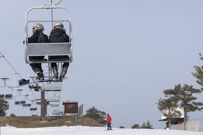 Archivo - Telesillas en la estación de esquí de Navacerrada en Madrid (España), a 5 de marzo de 2021. El Organismo Autónomo Parques Nacionales (OAPN), dependiente del Ministerio para la Transición Ecológica y el Reto Demográfico (MITECO) ha comunicado a