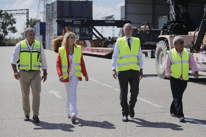 La presidenta del Puerto de Huelva, Pilar Miranda, en su visita a la terminal intermodal de Majarabique.