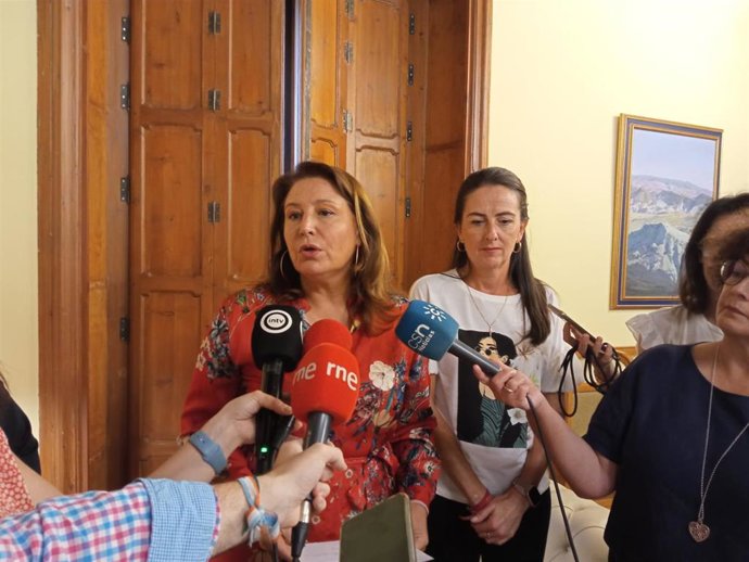 La consejera de Agricultura de la Junta de Andalucía atiende a los medios junto a la delegada de la Junta en Almería.