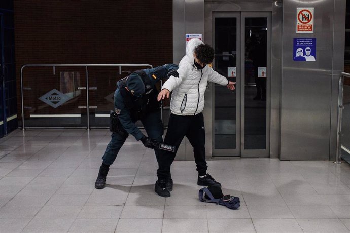 Archivo - Un agente de la Guardia Civil cachea a un joven con un detector de metales, en un control para prevenir la violencia entre bandas juveniles, en la estación de metro de Arganda del Rey, a 11 de febrero de 2022, en Arganda del Rey, Madrid (Españ