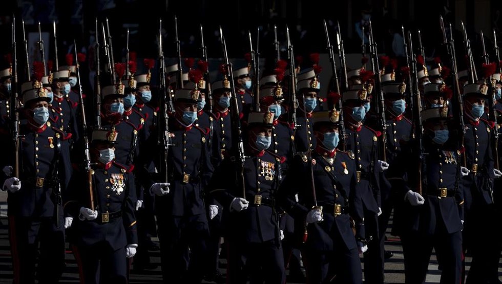 Archivo - Agentes de la Guardia Real durante el desfile militar en el Día de la Hispanidad, a 12 de octubre de 2021, en Madrid, (España).