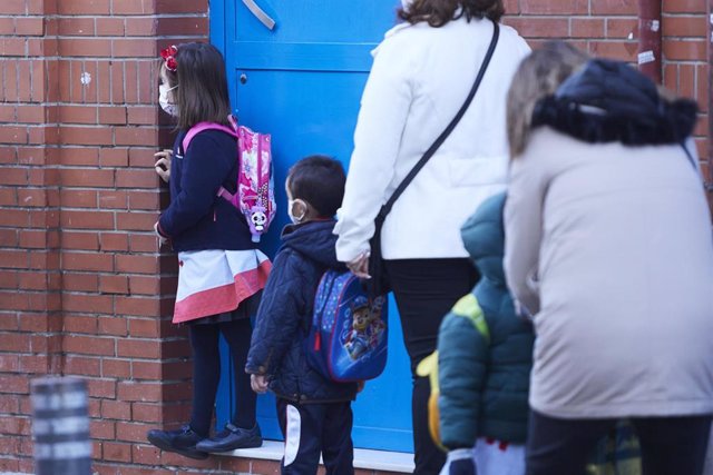 Archivo - Varios niños esperan la apertura de la puerta del colegio tras las vacaciones de Navidad con la aplicación de las nuevas restricciones dependiente de cada comunidad autónoma, a 10 de enero de 2022 en Sevilla (Andalucía, España) (Foto dr archivo)
