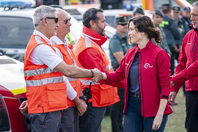 El alcalde de Valdemorillo, Santiago Villena;  Isabel Díaz Ayuso, y el consejero de Presidencia, Justicia e Interior, Enrique López, en el balance del Plan de Protección Civil Contra Incendios Forestales 