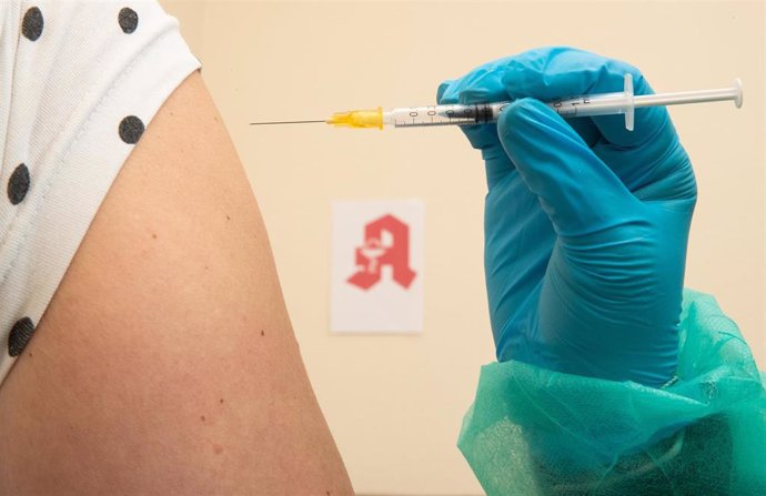 Archivo - Un farmacéutico vacuna a una persona contra el coronavirus. En Bad Essen, Baja Sajonia (Alemania), a 8 de febrero de 2022.