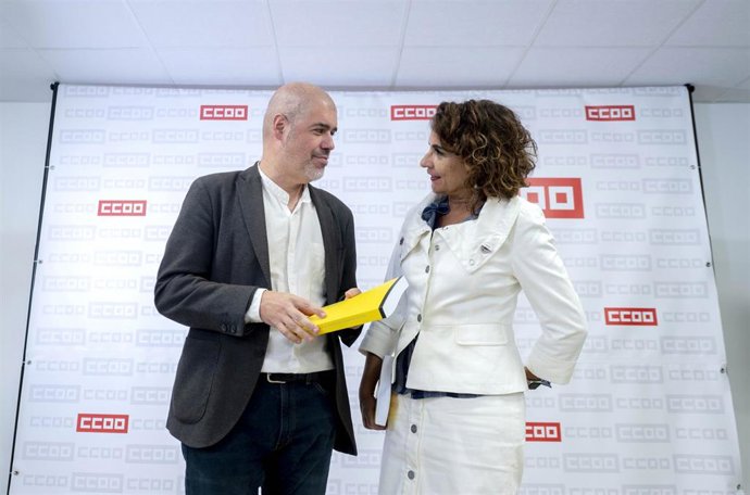 El secretario general de CCOO, Unai Sordo y la ministra de Hacienda, María Jesús Montero, con el 'libro amarillo' de los Presupuestos Generales del Estado para 2023, en la sede de CCOO, a 11 de octubre de 2022, en Madrid (España). 