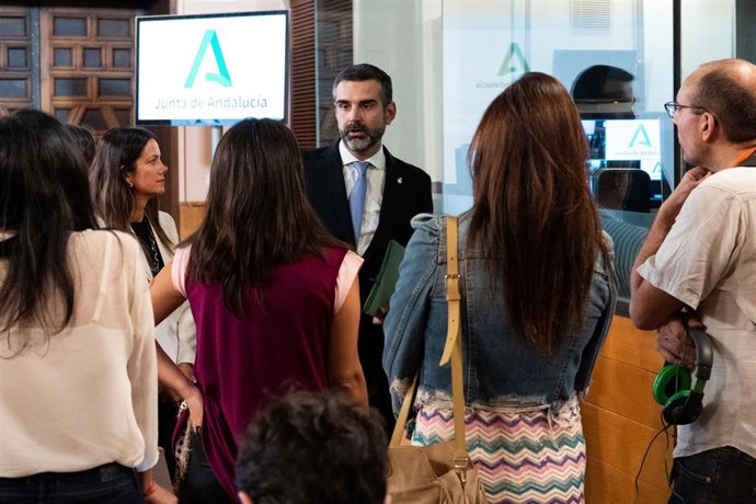 El consejero de Sostenibilidad, Medio Ambiente y Economía Azul y portavoz del Gobierno, Ramón Fernández Pacheco, en la rueda de prensa posterior al Consejo de Gobierno andaluz en el Palacio de San Telmo a 11 de octubre de 2022, en Sevilla (Andalucia, Es