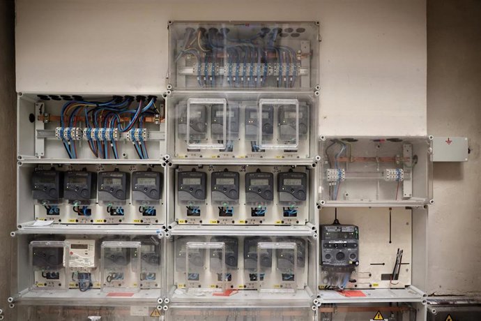 Archivo - Contadores eléctricos de un edificio, a 1 de abril de 2022, en Madrid (España). 