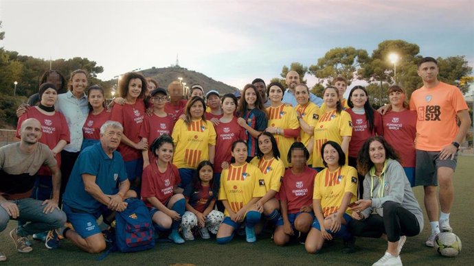 Aitana Bonmatí con el conjunto femenino inclusivo del A.E. Ramass, un equipo de fútbol formado por  mujeres refugiadas, solicitantes de asilo y migrantes