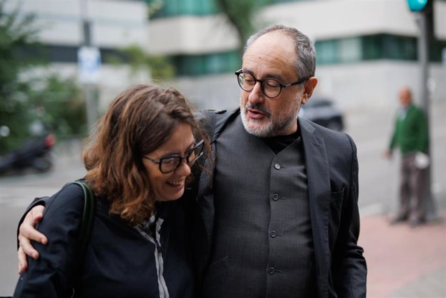 La diputada de la CUP Eulàlia Reguant y el exdiputado de la formación en el Parlament de Cataluña Antonio Baños.