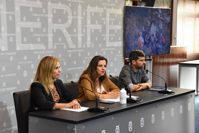 La consejera de Gestión del Medio Natural y Seguridad, Isabel García; la directora insular de Turismo, Laura Castro, y el coordinador de la empresa organizadora, Javier Tejera