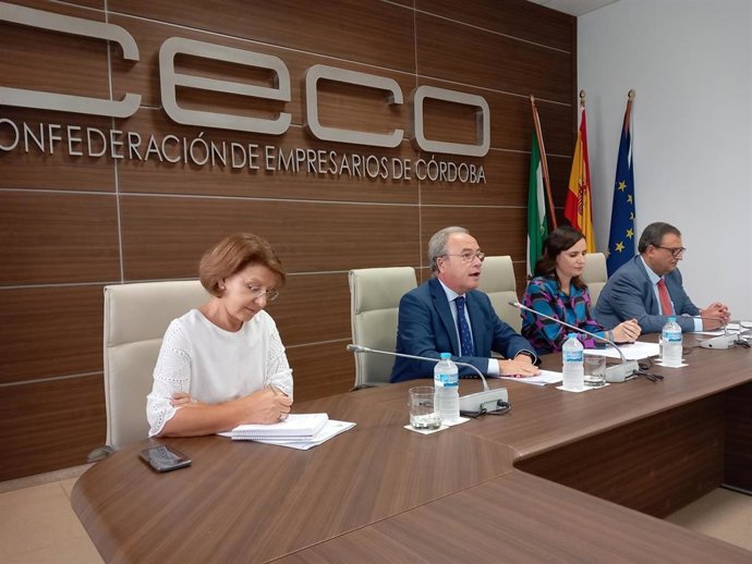 La delegada de Empleo, Empresas y Trabajo Autónomo, María Dolores Gálvez (segunda por la dcha.), en la sede de CECO.