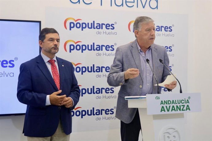 El diputado nacional del PP, Carmelo Romero, acompañado por el senador, José Enrique Sánchez, en rueda de prensa.
