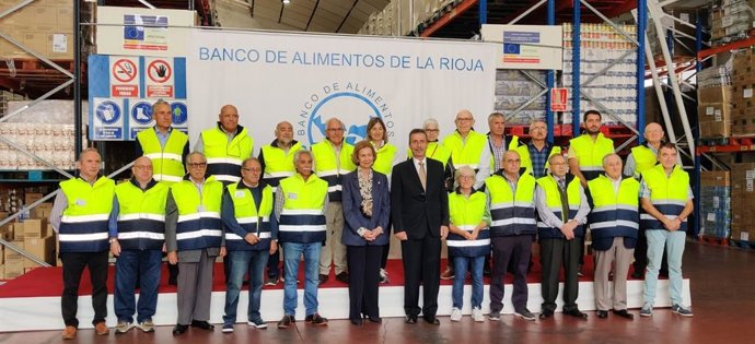 La reina doña Sofía visita las instalaciones del Banco de Alimentos y posa con los voluntarios de la entidad