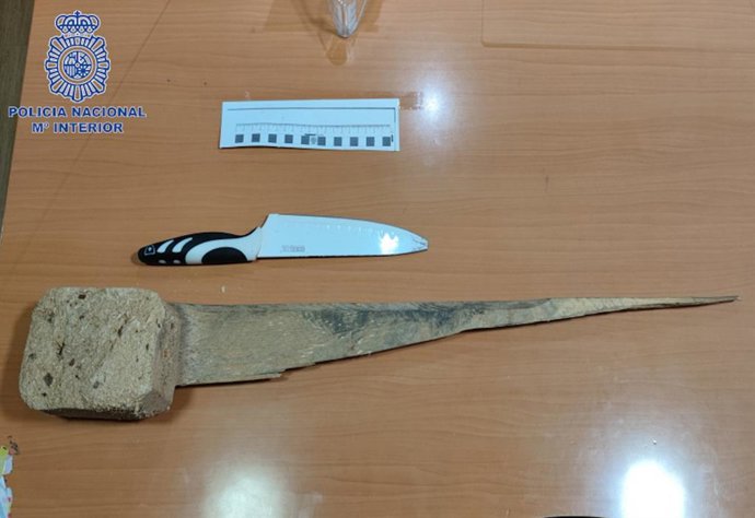 El cuchillo y el trozo de madera utilizados en el robo.