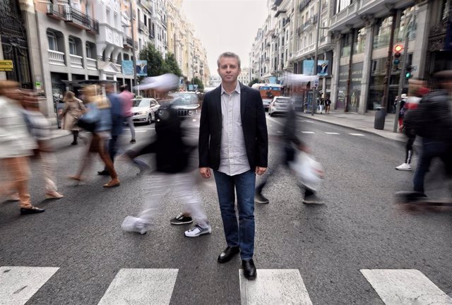 El arqueólogo David Wengrow posa en la calle durante una entrevista para Europa Press por su libro ‘El amanecer de todo’, en el Hotel de las Letras