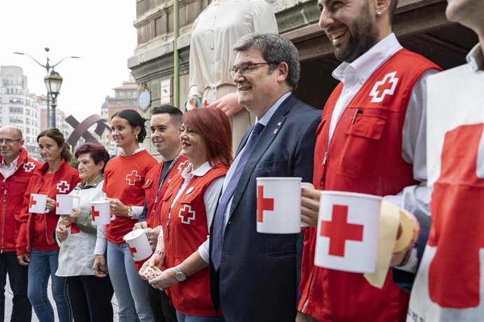 El alcalde de Bilbao, Juan Mari Aburto, con voluntarios de Cruz Roja Bizkaia.