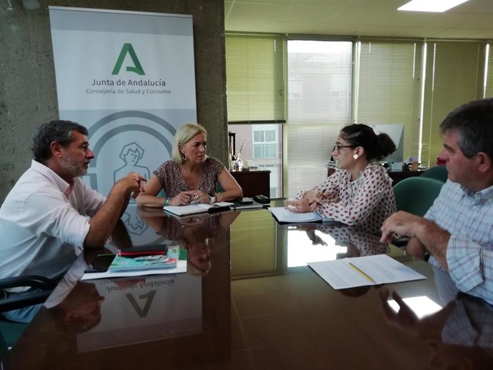 Los delegados territoriales de Salud y Consumo e Inclusión Social, Juventud, Familias e Igualdad de la Junta en Cádiz, Eva Pajares y Alfonso Candón, respectivamente, han mantenido un encuentro