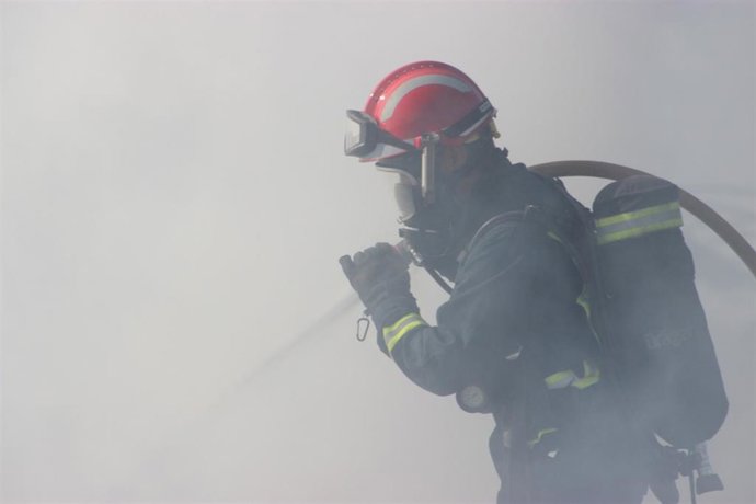 Uno de los bomberos actuantes en el incendio de la nave de Isla Cristina (Huelva).
