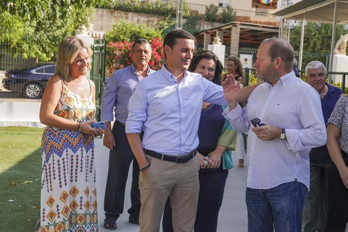 Archivo - El presidente de Diputación, Javier Aureliano García, en una visita a Rágol (Almería)