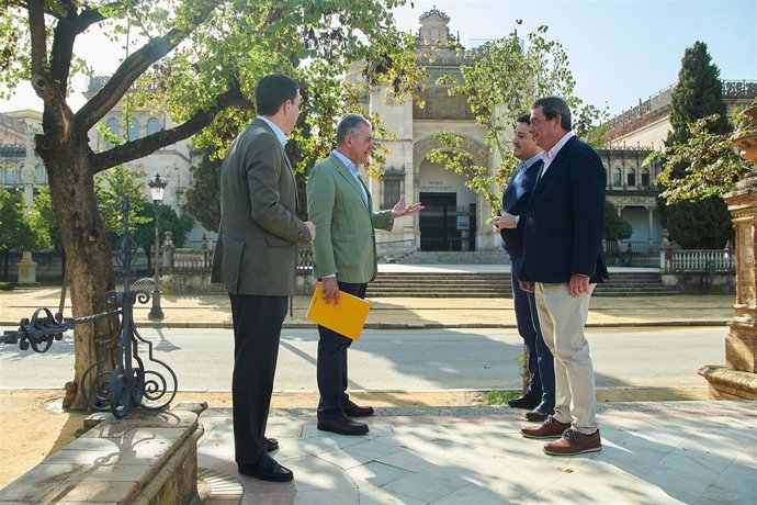 El candidato del PP a la Alcaldía de Sevilla, José Luis Sanz, analiza los PGE junto al Museo Arqueológico.