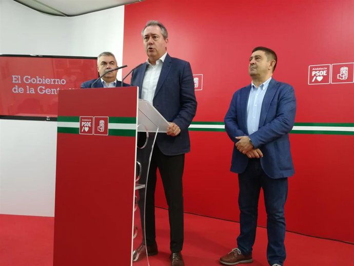 Juan espadas durante su intervención ante los medios