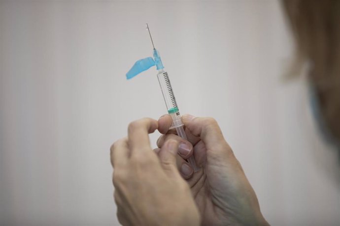 Archivo - Una sanitaria sostiene una dosis de la vacuna de Pfizer contra el coronavirus, foto de archivo