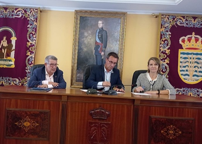 El subdelegado del Gobierno, Carlos Toscano; el alcalde de Isla Mayor, Juan Molero, y la jefa provincial de Tráfico, Ana Luz Jiménez, colaboran para fomentar los desplazamientos sostenibles de los escolares.