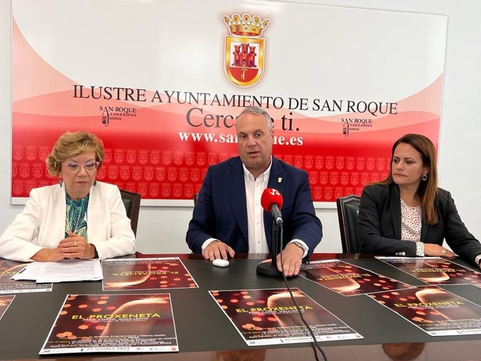 El alcalde de San Roque y presidente de la Diputación de Cádiz, Juan Carlos Ruiz Boix, entre la vicepresidenta tercera y responsable de Igualdad, Carmen Collado,  y Mónica Córdoba, delegada de Igualdad del Ayuntamiento