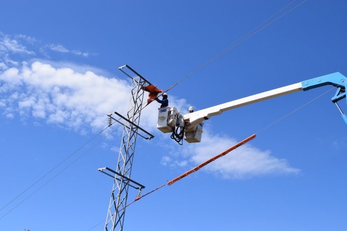 Archivo - Imagen de archivo de los trabajos de Endesa en su red eléctrica