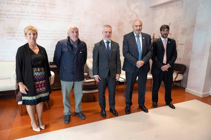 Arantxa Tapia, consejera de Desarrollo Económico; Juan Antonio Cabrero, vicepresidente de CONPYMES; Iñigo Urkullu, Lehendakari; José María Torres, presidente de CONPYMES, y José Manuel De Pablos, director de CONPYMES