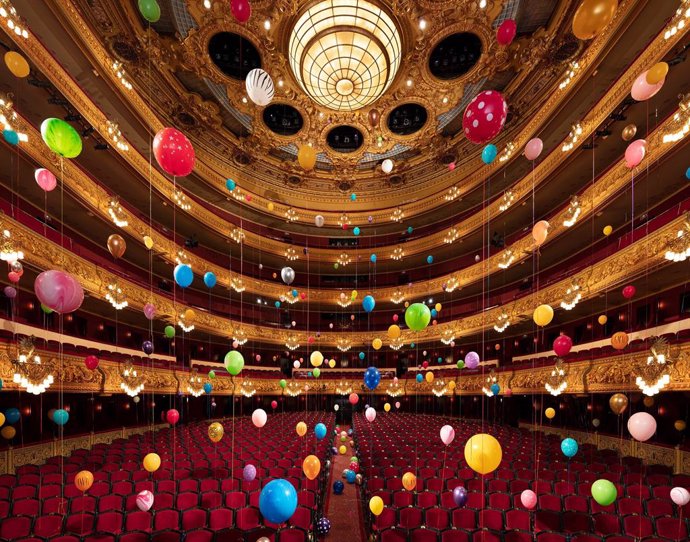 La artista Flávia Junqueira llena de globos el Liceu en su primera instalación en un teatro europeo