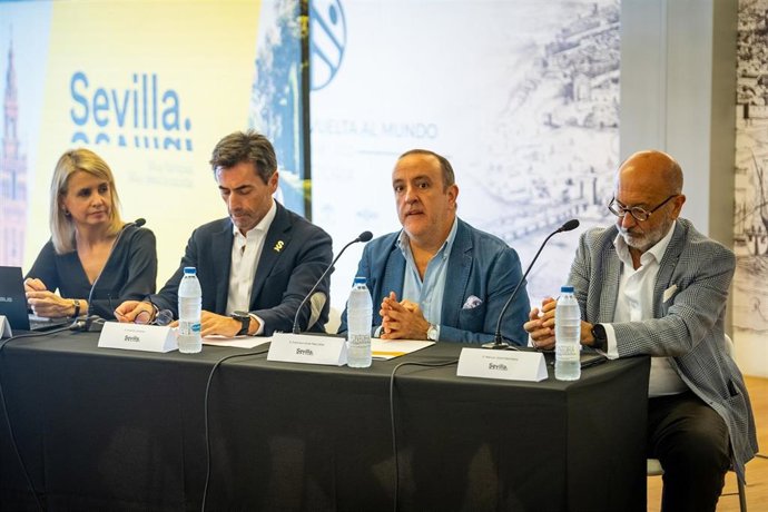 El delegado de Economía, Comercio y Turismo del Ayuntamiento de Sevilla, Francisco Páez, segundo por la derecha, en la presentación del estudio que abordará la Universidad de Sevilla sobre el impacto del turismo en la ciudad.