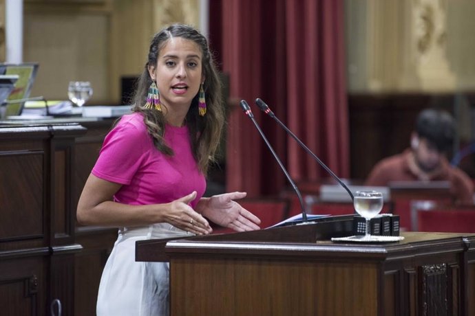 Archivo - La diputada de Podemos Gloria Santiago, en el Parlament.