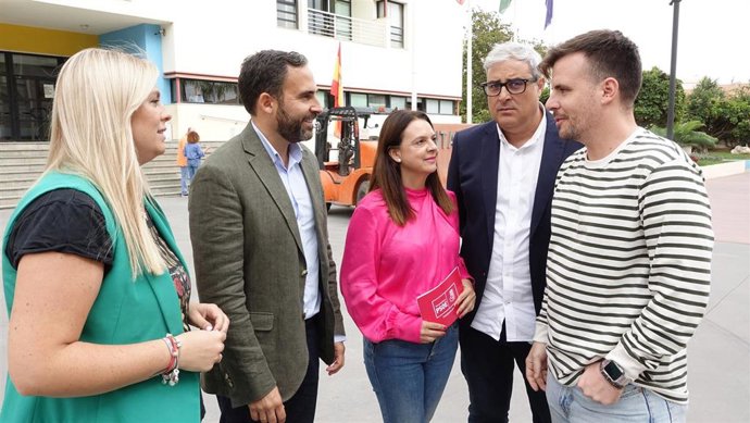 Daniel Pérez, secretario general del PSOE de Málaga, junto a Maribel Tocón, candidata del PSOE a las municipales de Torremolinos