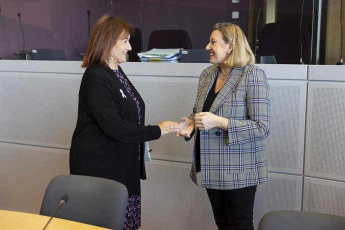 La vicepresidenta de la Comisión Europea, Dubravka Suica (izq), junto a la consejera de Familia e Igualdad de Oportunidades de la Junta de Castilla y León, Isabel Blanco.
