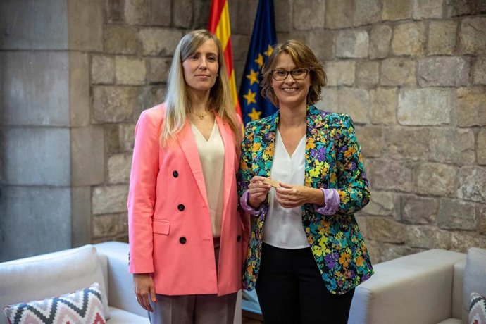 La hasta ahora consellera de Acción Exterior de la Generalitat, Victria Alsina, y la nueva consellera de este departamento Meritxell Serret.