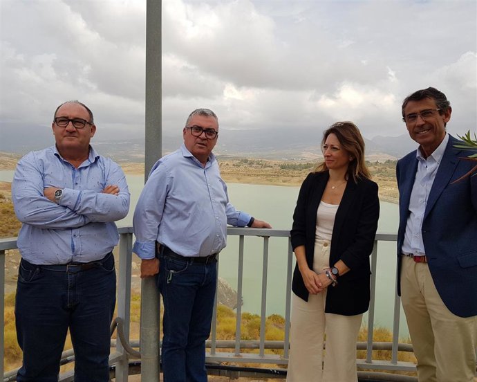 La delegada del Gobierno andaluz en Málaga, Patricia Navarro, visita el pantano de La Viñuela.