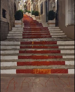 Calpe denuncia un acto de vandalismo en el que borran franjas amarillas de la bandera española de la escalera de la calle Puchalt