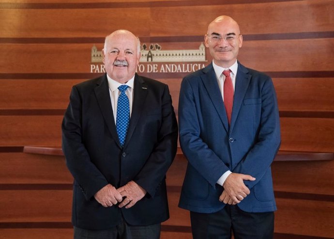 El presidente del Parlamento andaluz, Jesús Aguirre (i), junto al letrado Manuel Carrasco Durán.