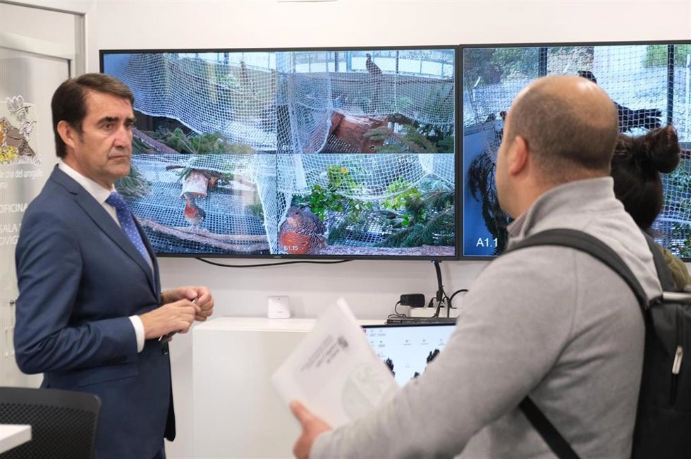 El consejero de Medio Ambiente, Vivienda y Ordenación del Territorio, Juan Carlos Suárez-Quiñones, visita el Centro de Cría del Urogallo.