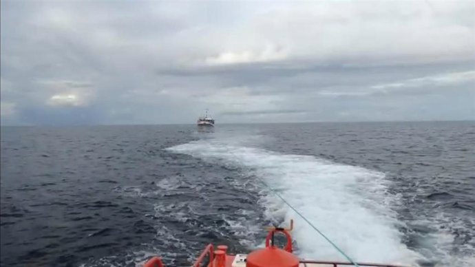 Pesquero remolcado por Salvamento Marítimo.