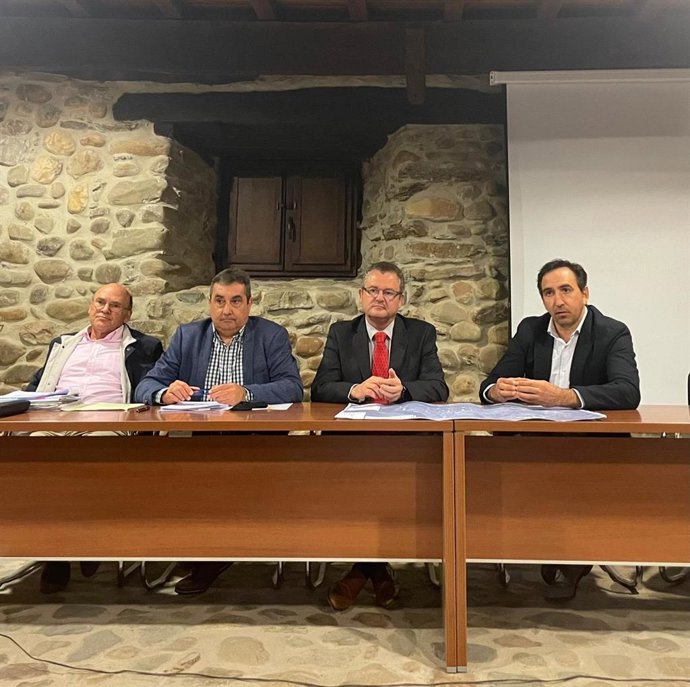 El consejero de Agricultura, Ganadería y Desarrollo Rural, Gerardo Dueñas, reunido con representantes del Canal Bajo del Bierzo.