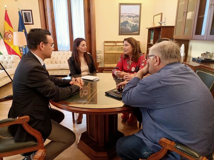 Reunión entre la presidenta de la APA, Rosario Soto, y la consejera de Agricultura, Carmen Crespo.
