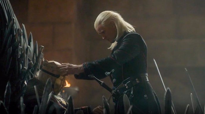 Daemon Targaryen vuelve a colocar la corona a su hermano el rey Viserys