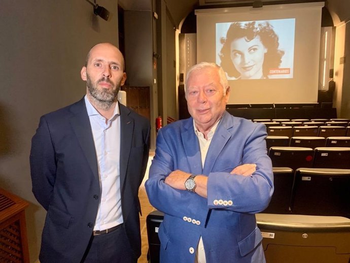 El delegado territorial de Turismo, Cultura y Deporte de la Junta en Córdoba, Eduardo Lucena (izda.), en la presentación del ciclo 'Centenarios'.