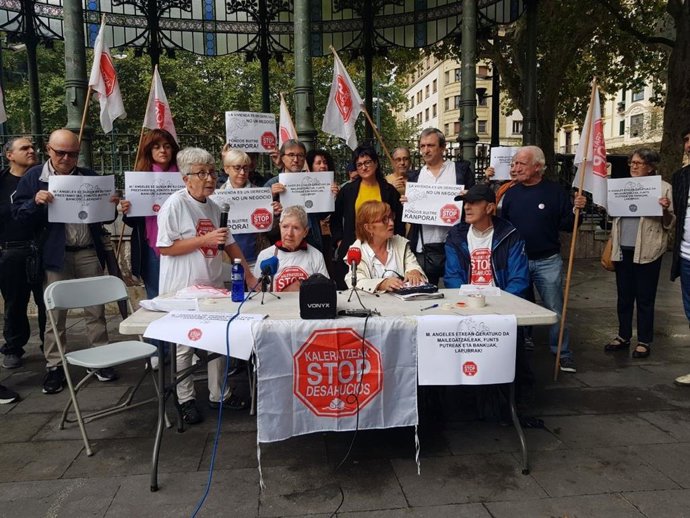 Concentración de Stop Desahucios en apoyo a una vecina de Usurbil