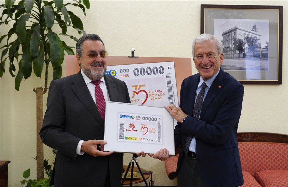 Miguel Carballeda entrega a Manuel Bretón una lámina enmarcada con este cupón.
