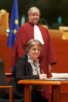 Archivo - 13 January 2020, Luxembourg, Luxemburg: EU commissioner-designate for Cohesion and Reforms, Portuguese Elisa Ferreira signs documents during a swearing-in ceremony at the EU Court of Justice. Photo: Thomas Frey/dpa