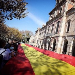 Foto de archivo de la bandera de Cs desplegada ante el Parlament